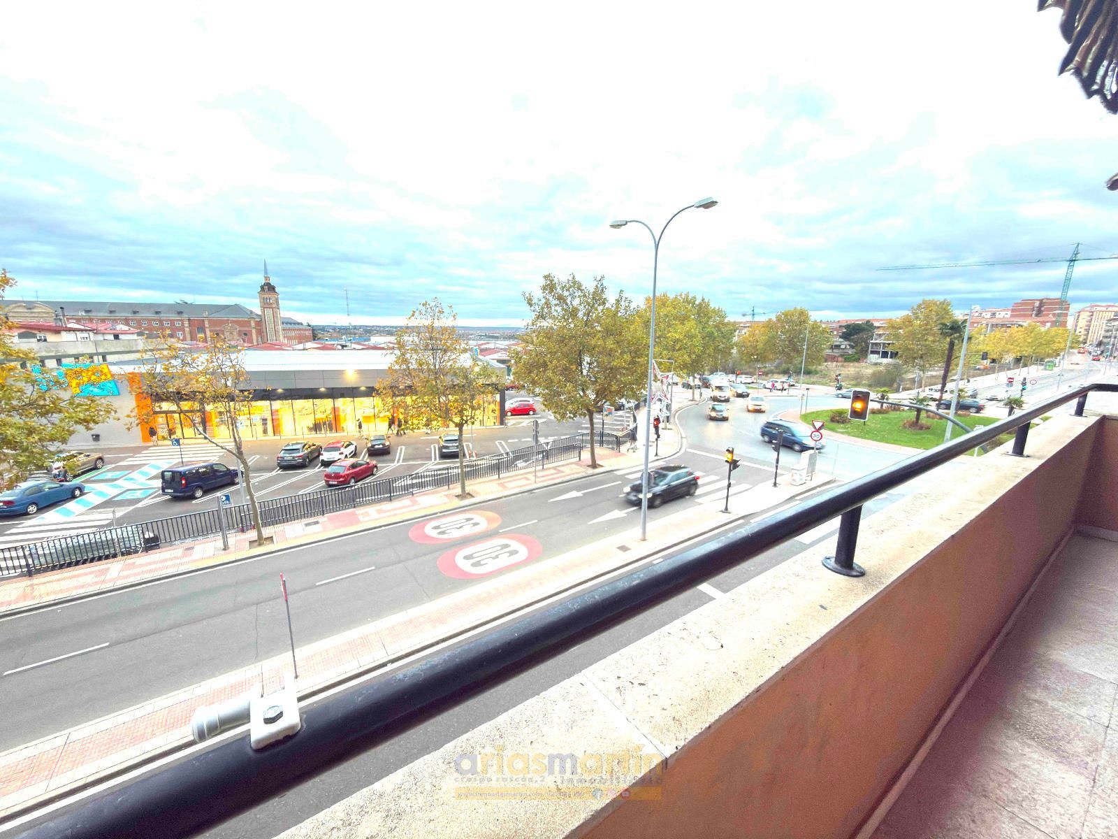 Vista exterior de Pis de lloguer en Salamanca Capital amb Calefacció, Terrassa i Moblat