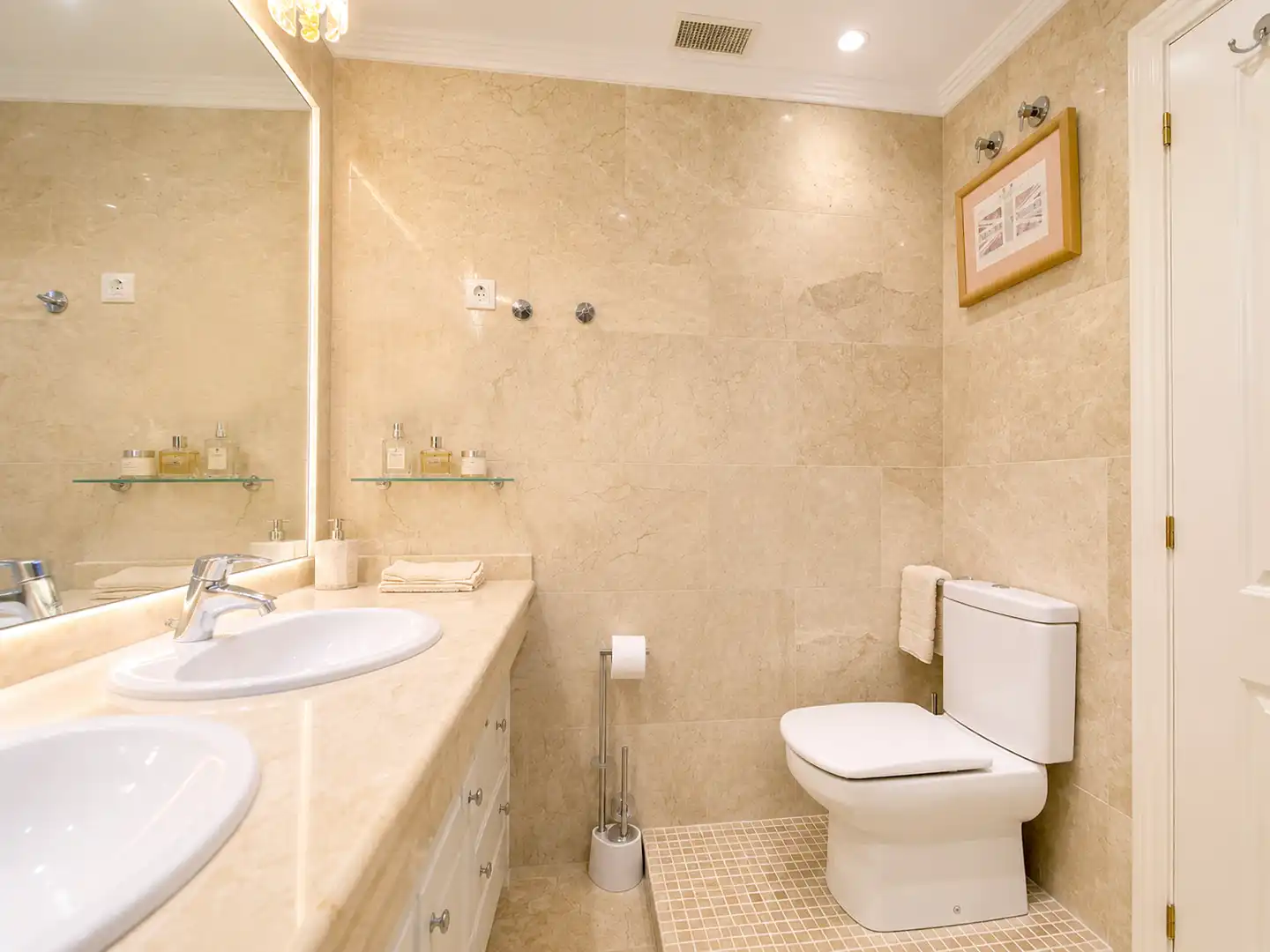 Bany de Apartament en venda en Estepona amb Aire condicionat, Terrassa i Piscina