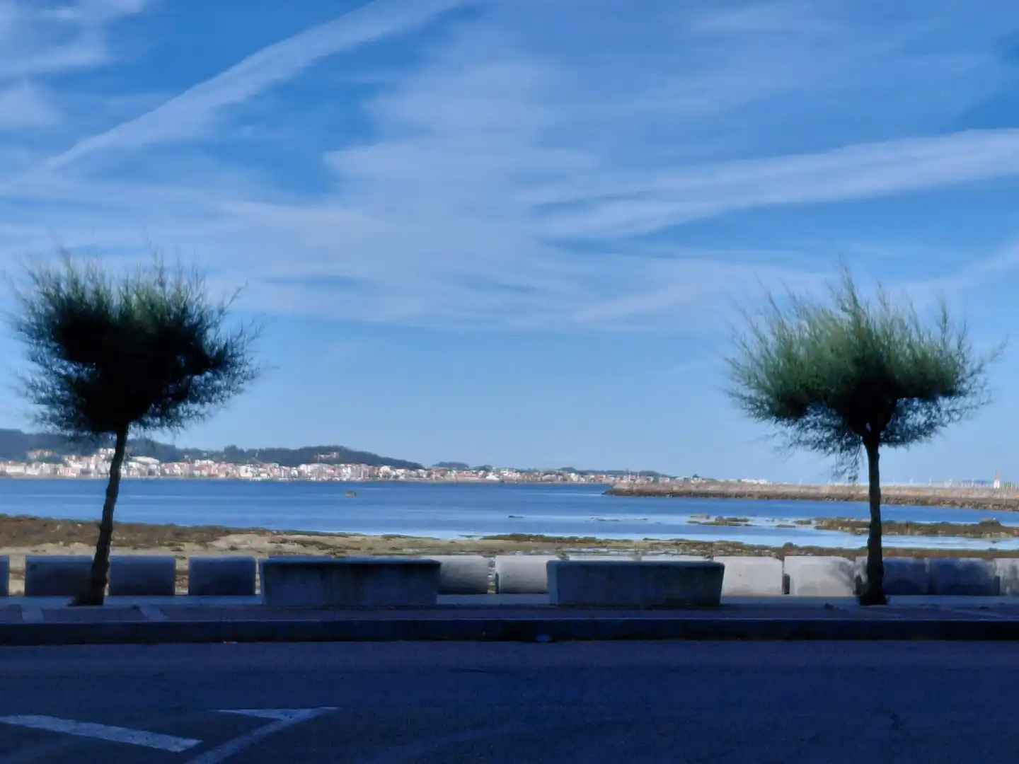 Vista exterior de Local en venda en Cambados amb Calefacció i Moblat