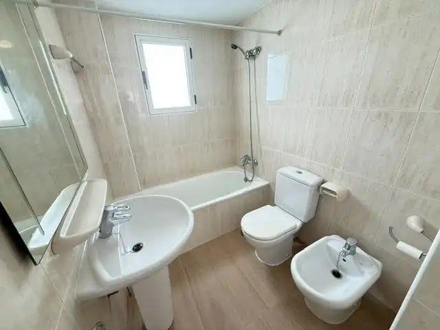 Badezimmer von Wohnung zur Miete in Murcia mit Klimaanlage und Abstellraum