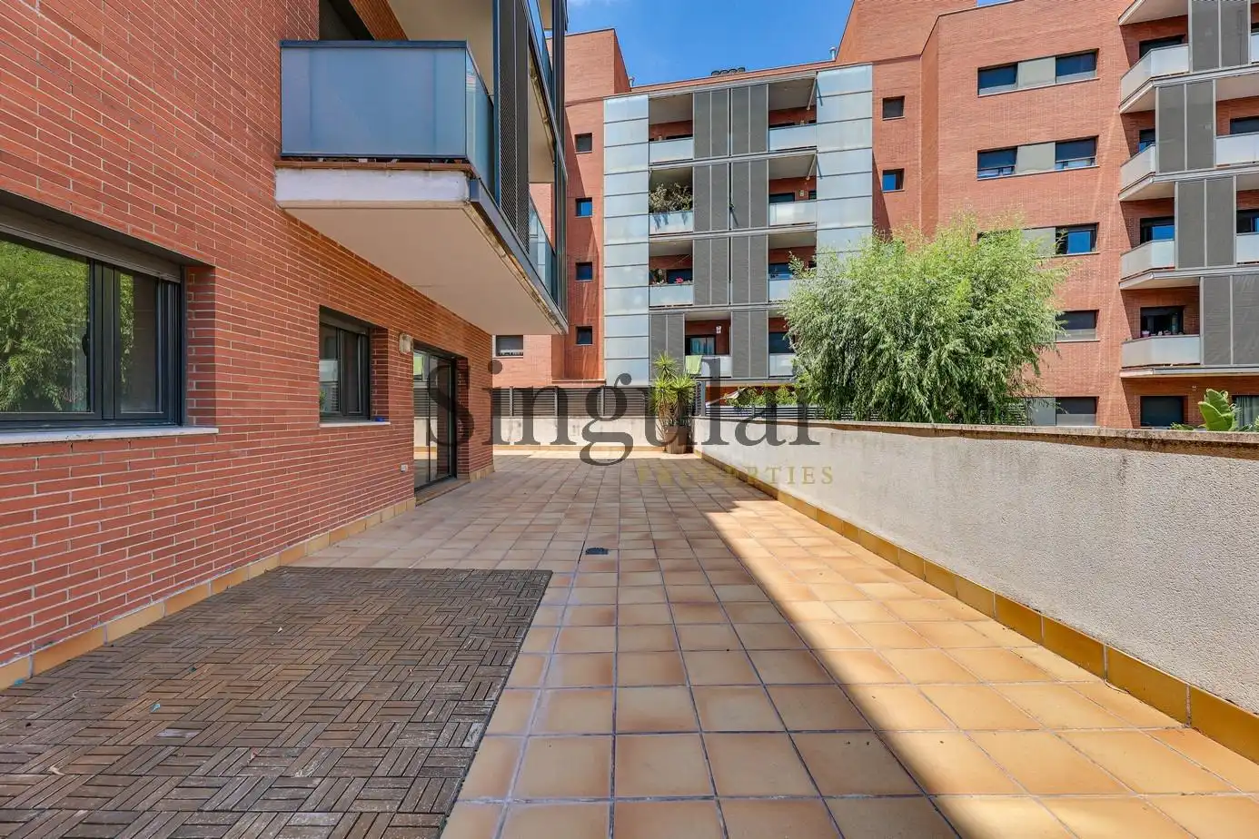 Außenansicht von Wohnung zum Verkauf in Sant Cugat del Vallès mit Privatgarten, Terrasse und Abstellraum