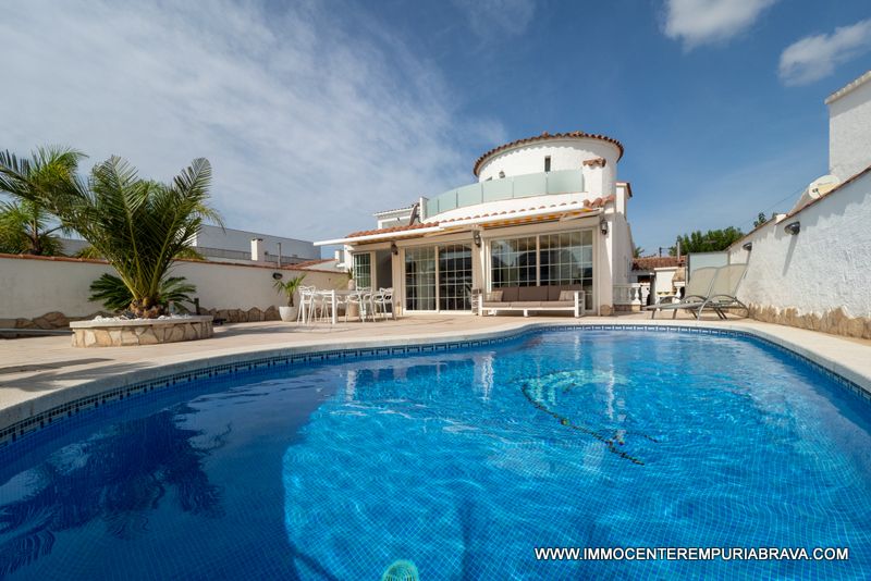Vista exterior de Casa o xalet en venda en Empuriabrava amb Aire condicionat, Calefacció i Jardí privat