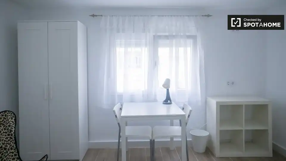 Bedroom of Flat for rent in Valencia  with Air Conditioner, Heating and Furnished