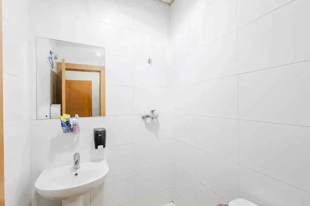 Baño de Local en venta en Marbella con Calefacción