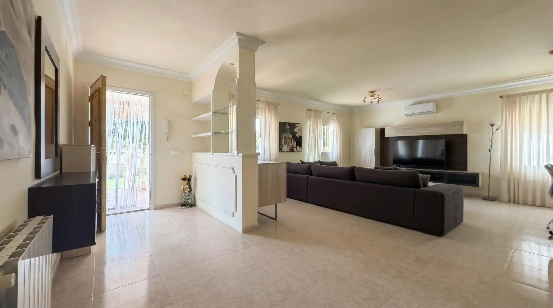 Sala d'estar de Casa o xalet en venda en La Pobla de Vallbona amb Aire condicionat, Calefacció i Jardí privat