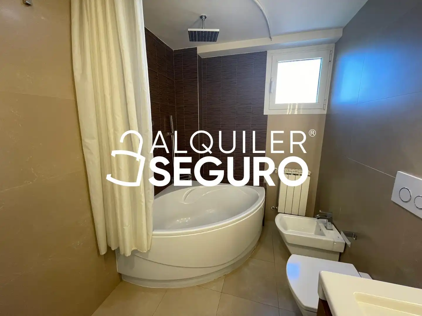 Bany de Pis de lloguer en Madrid amb Aire condicionat, Calefacció i Piscina