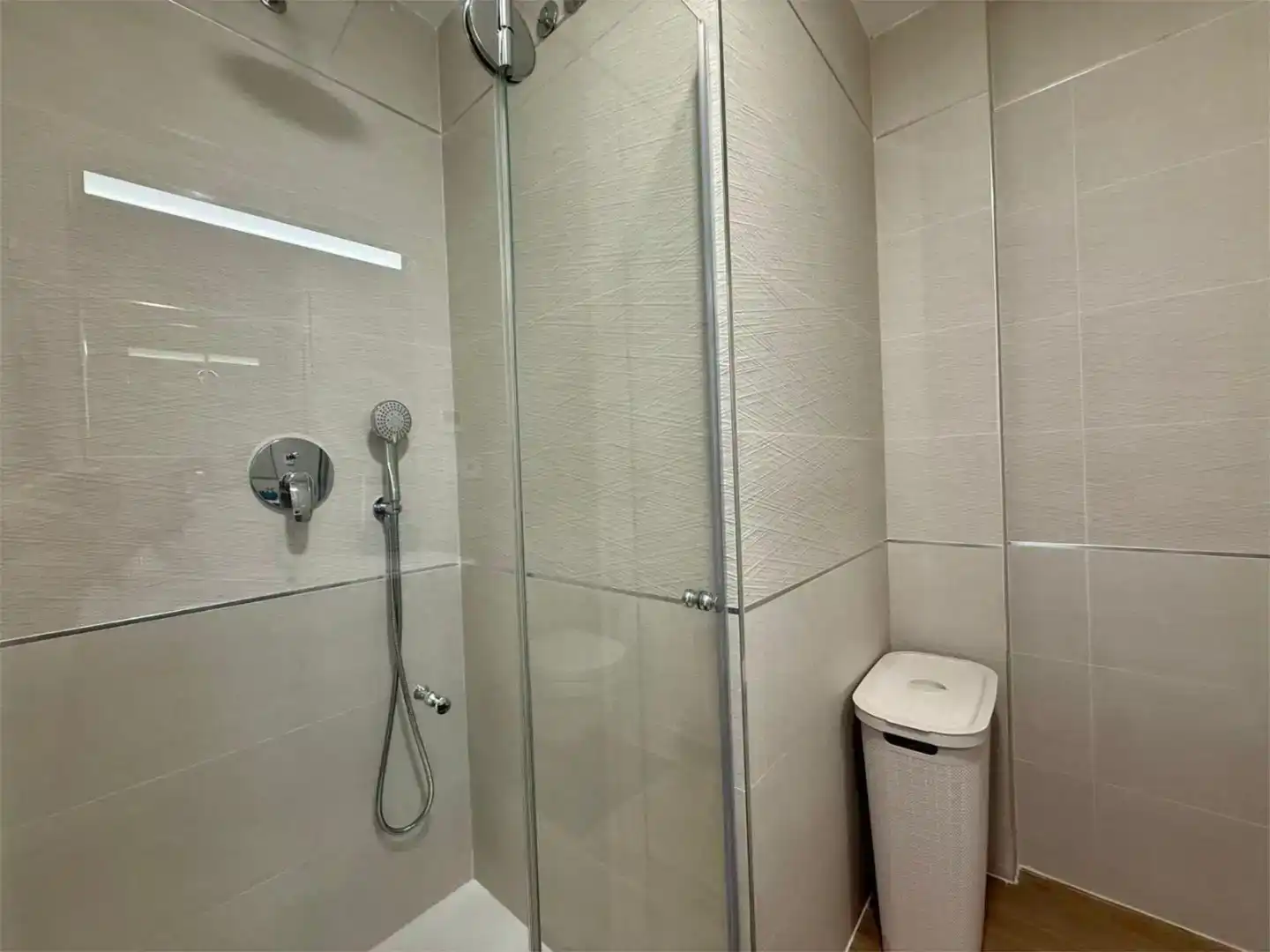 Badezimmer von Wohnung zur Miete in Torrevieja mit Klimaanlage und Schwimmbad