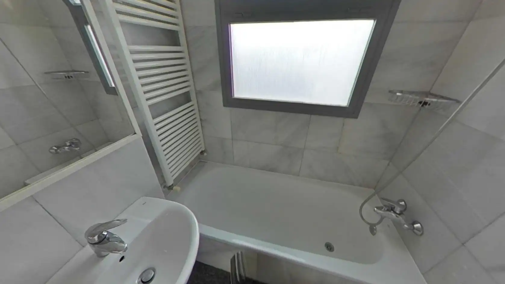 Bathroom of Flat for sale in Madrid  with Air Conditioner, Heating and Storage room