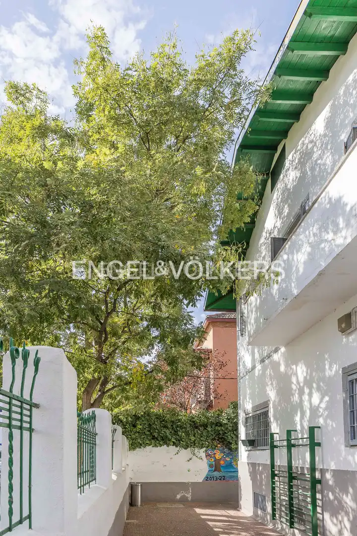 Vista exterior de Casa o xalet en venda en Madrid amb Calefacció, Jardí privat i Balcó