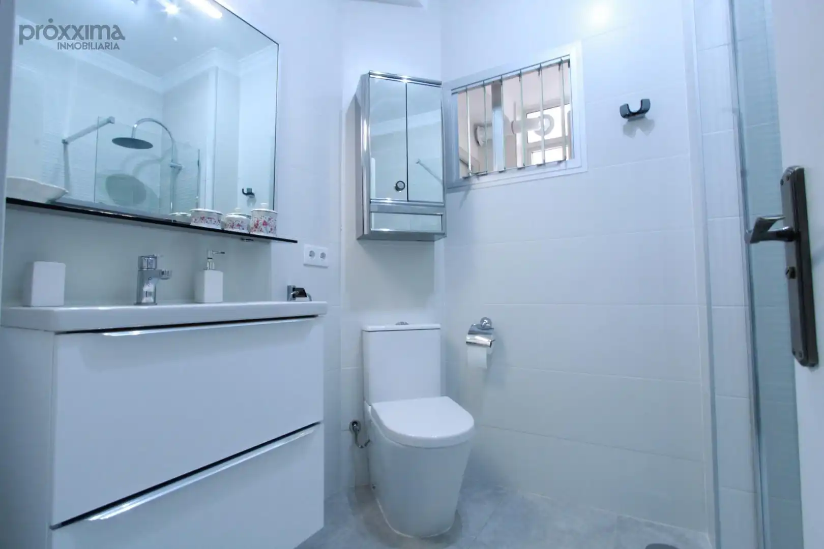 Baño de Piso de alquiler en Sevilla con Aire acondicionado, Terraza y Balcón