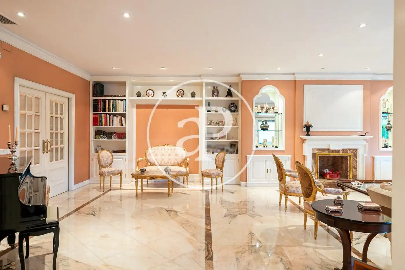 Wohnzimmer von Einfamilien-Reihenhaus zum Verkauf in Barcelona mit Klimaanlage, Heizung und Privatgarten