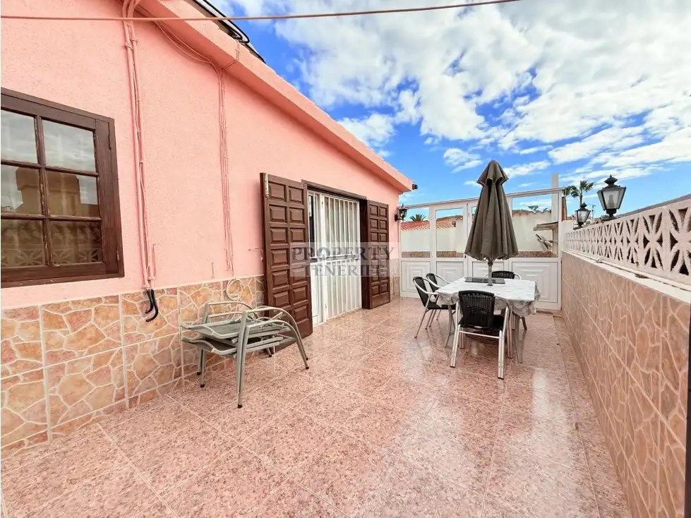 Vista exterior de Casa o xalet en venda en Arona amb Terrassa, Piscina i Moblat