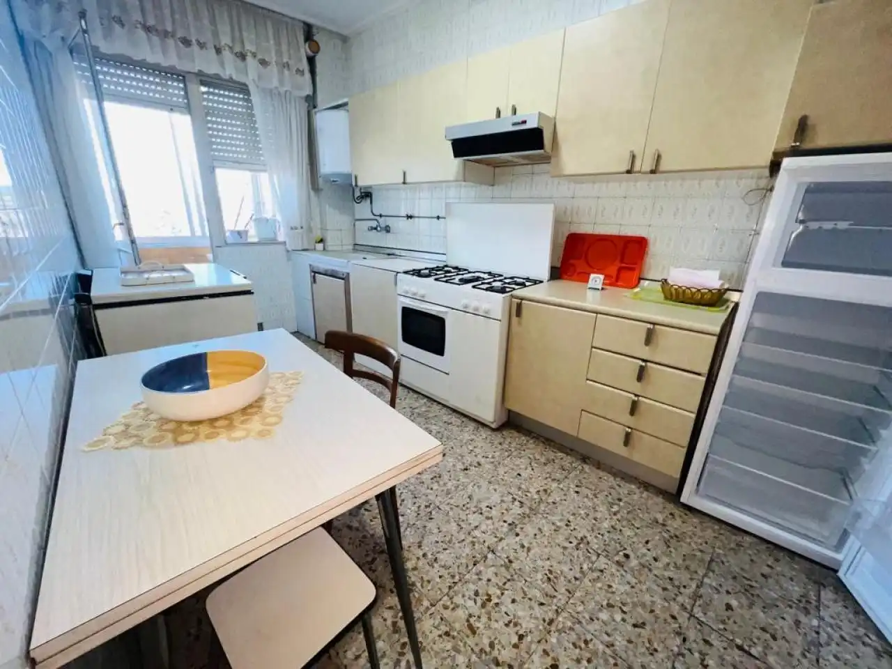 Cuina de Pis de lloguer en Ourense Capital  amb Calefacció, Moblat i Balcó