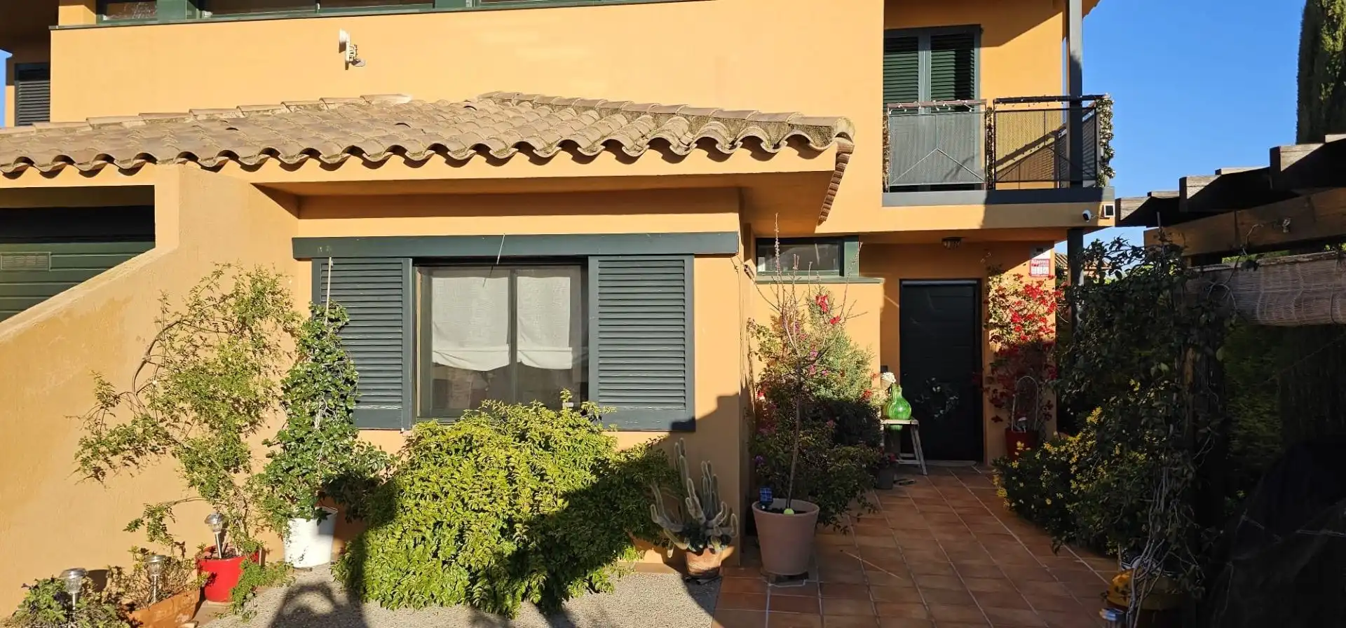 Vista exterior de Casa adosada en venda en Navata amb Aire condicionat, Calefacció i Traster