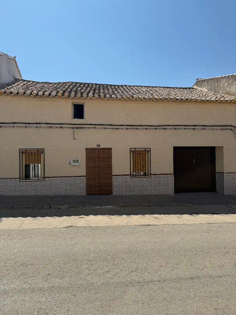 Vista exterior de Casa o xalet en venda en El Bonillo amb Calefacció, Jardí privat i Moblat