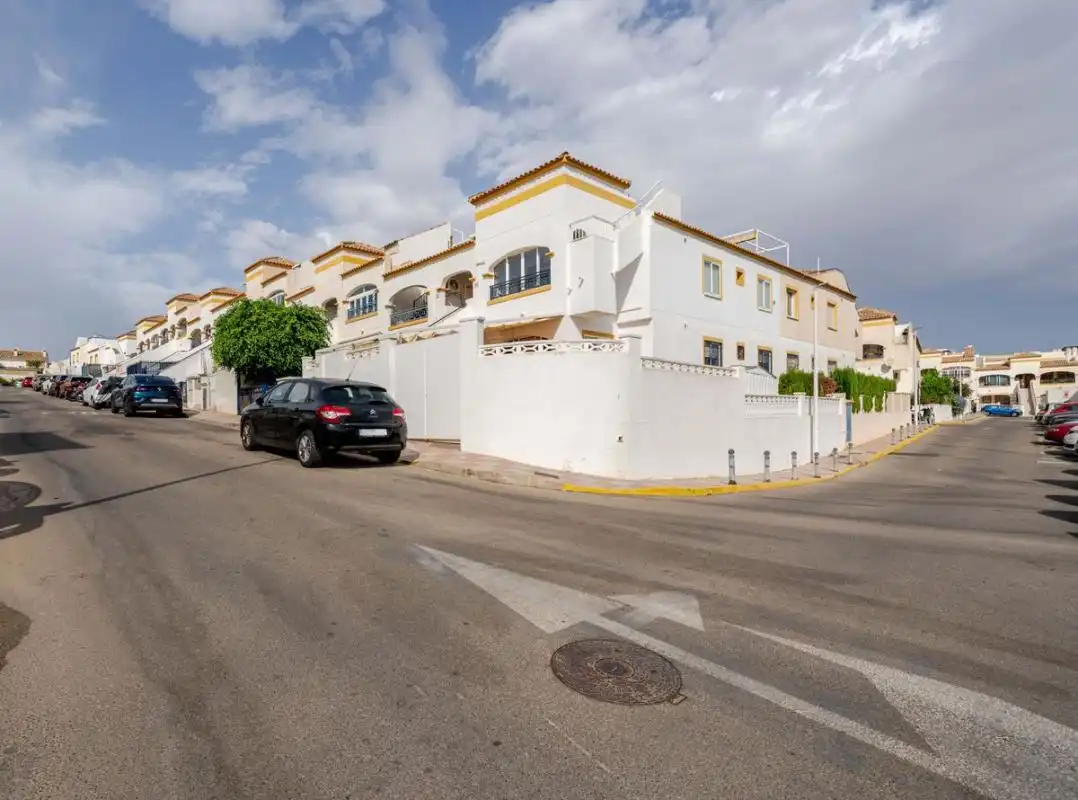 Außenansicht von Erdgeschoss zum Verkauf in Santa Pola mit Heizung, Privatgarten und Terrasse