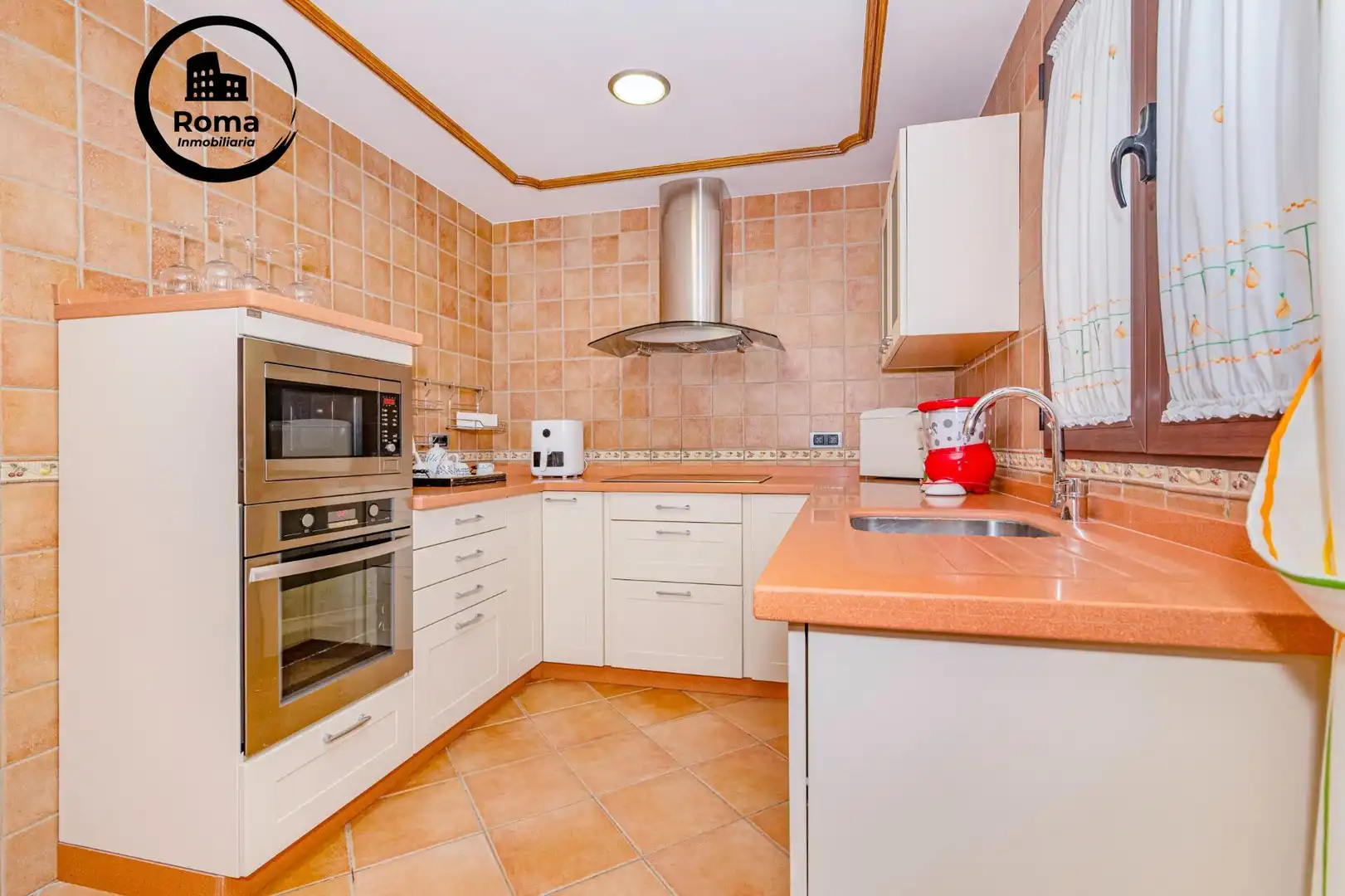 Cocina de Casa adosada en venta en La Zubia con Aire acondicionado, Calefacción y Piscina