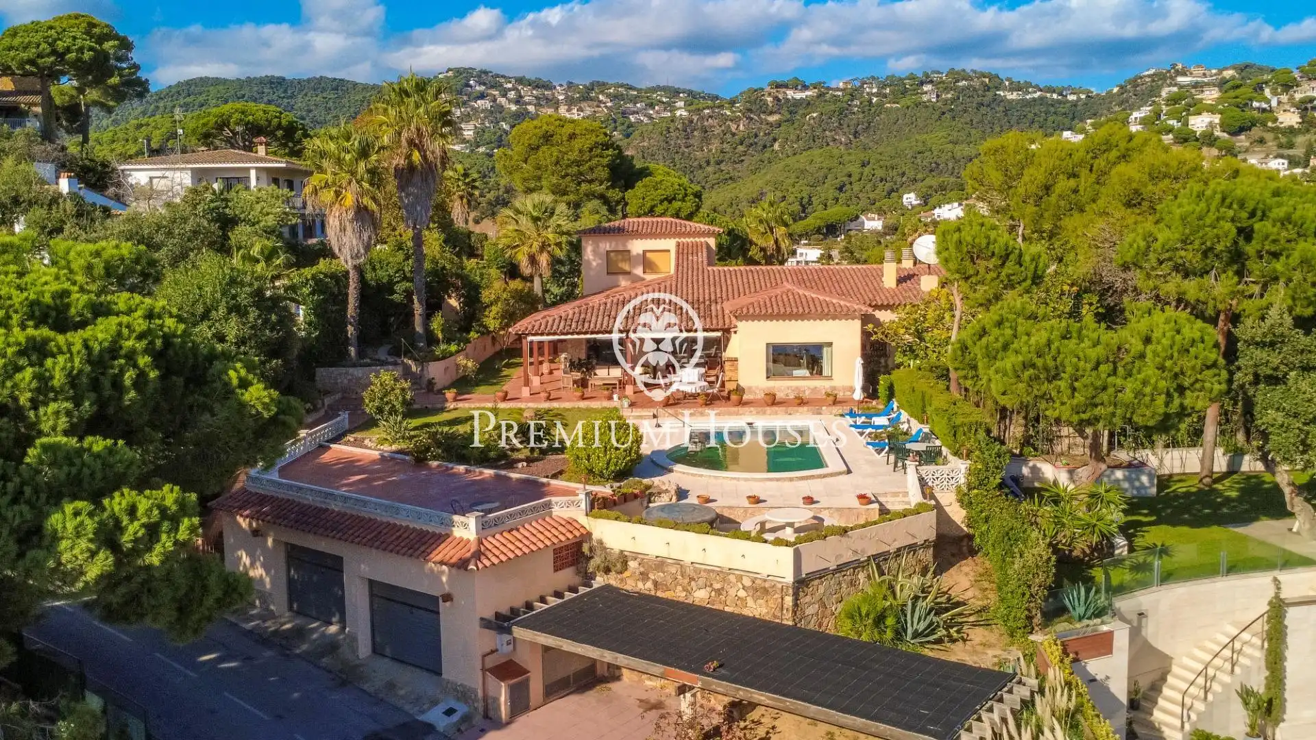 Vista exterior de Casa o xalet en venda en Lloret de Mar amb Calefacció, Jardí privat i Piscina