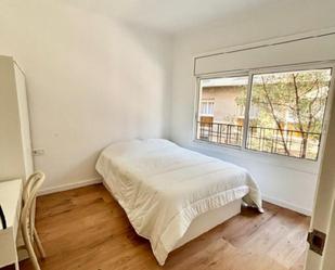 Bedroom of Apartment to share in  Barcelona Capital  with Oven, Washing machine and Internet