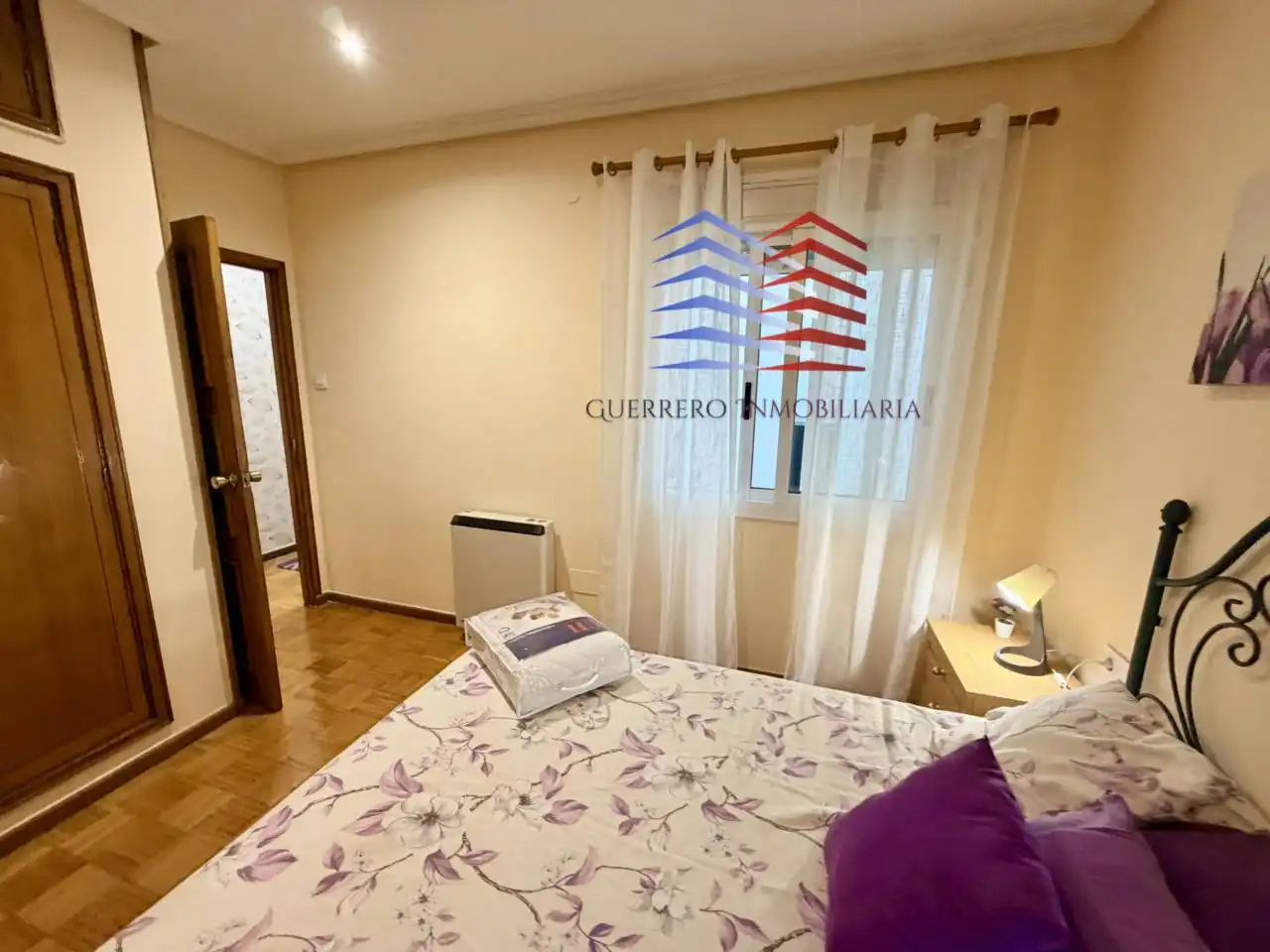 Habitación de Apartamento de alquiler en Ourense Capital  con Calefacción, Parquet y Amueblado