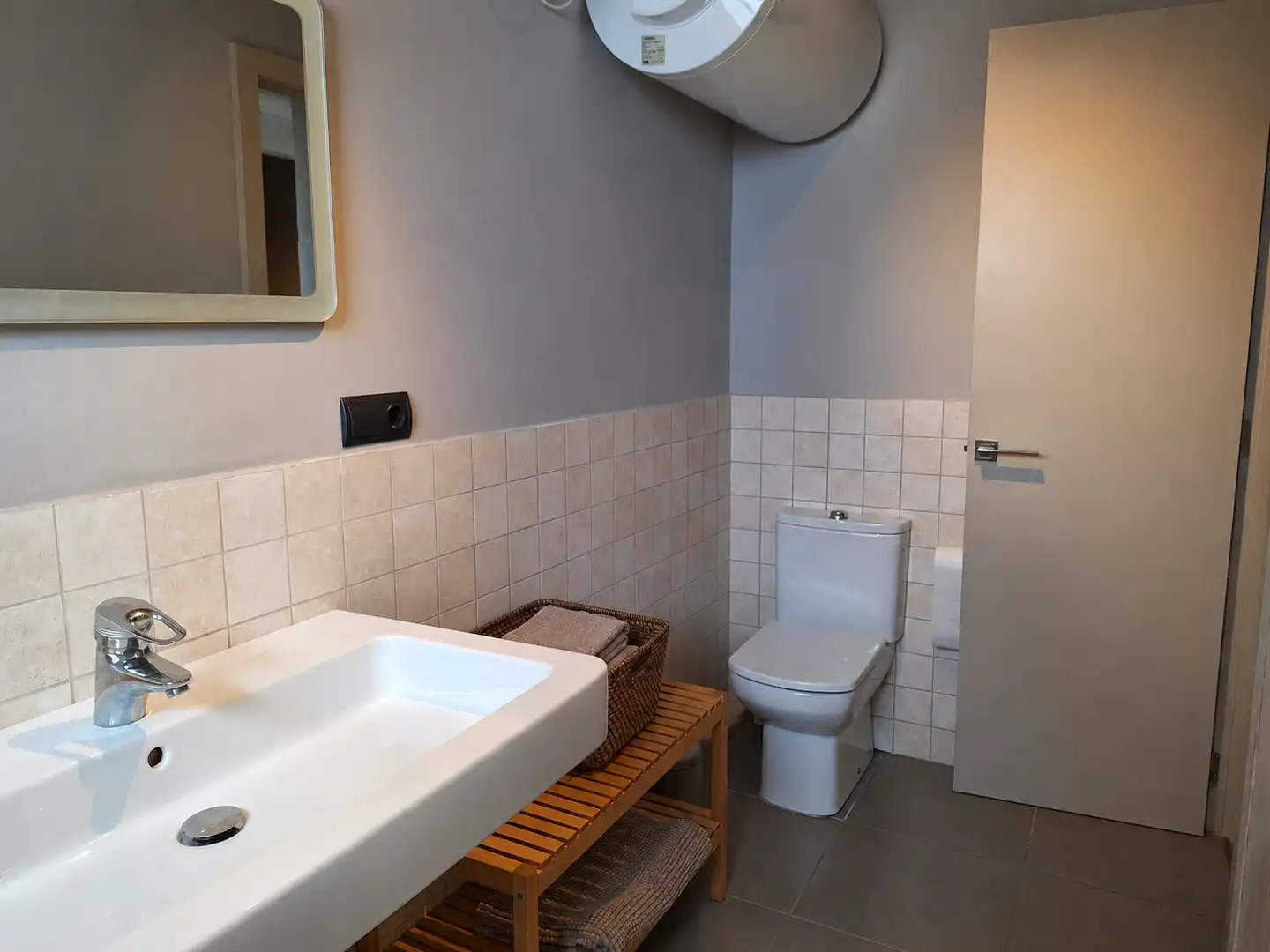 Baño de Apartamento de alquiler en Palamós con Aire acondicionado, Terraza y Amueblado