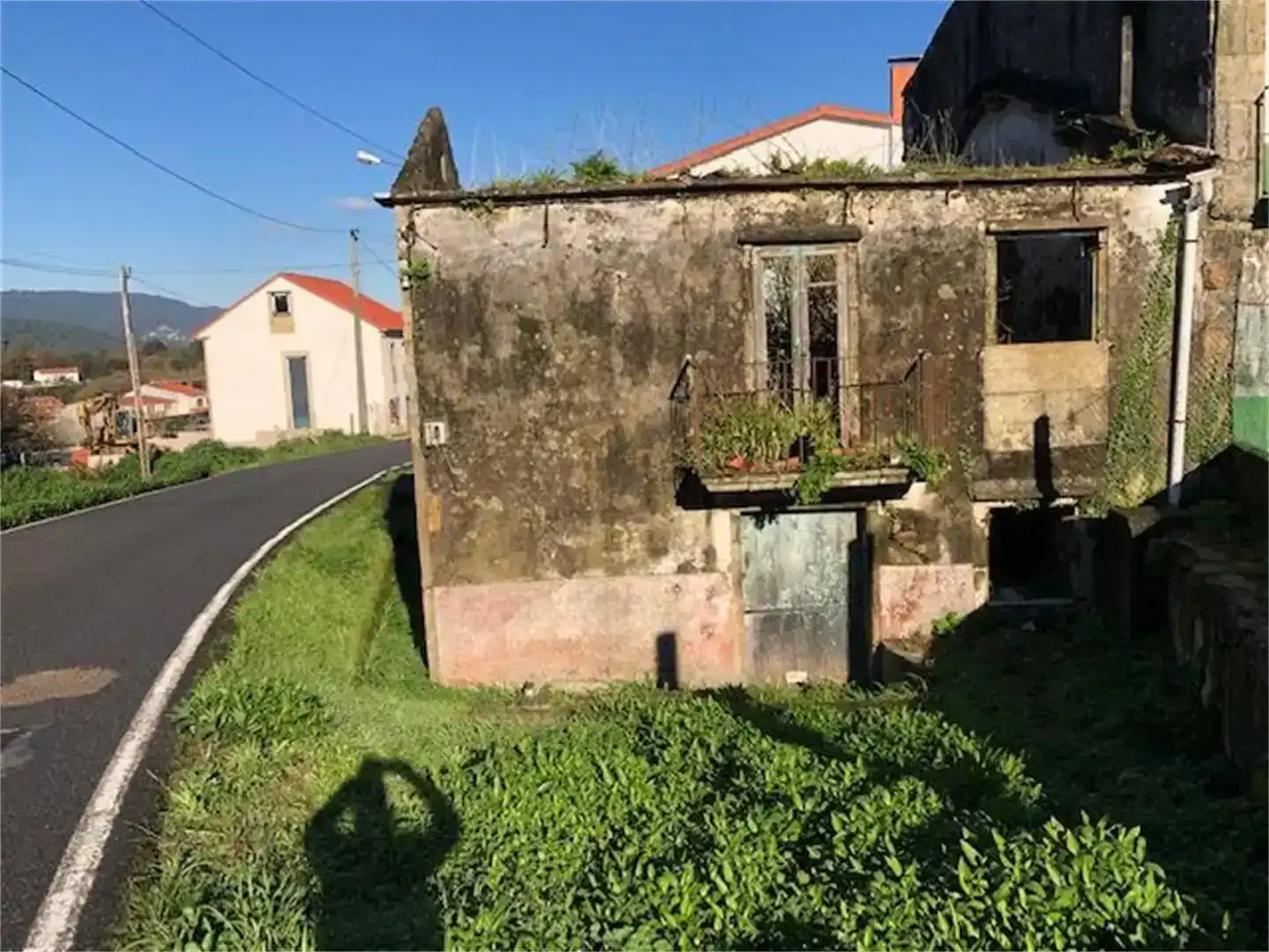 Vista exterior de Casa adosada en venda en Noia amb Jardí privat i Balcó