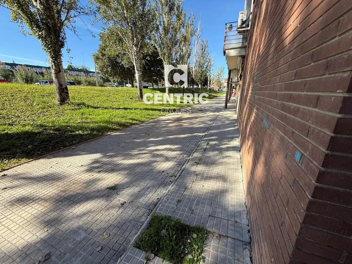 Parking of Commercial properties for rent in Ponent