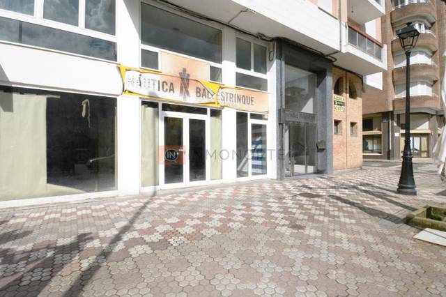 Local comercial en Venta en Calle Raimundo Revilla en Centro