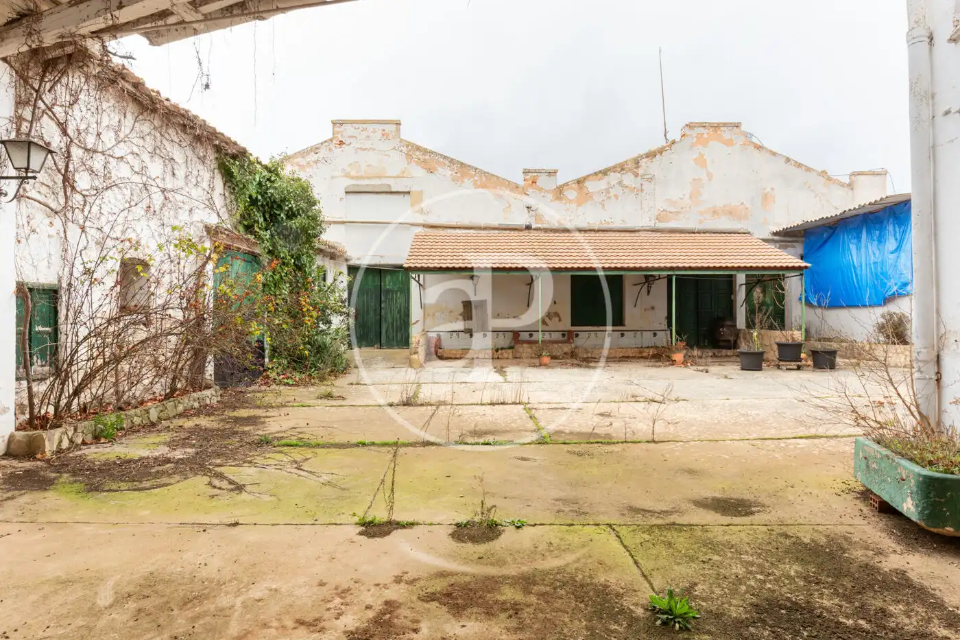 Vista exterior de Finca rústica en venda en Utiel amb Calefacció, Terrassa i Traster