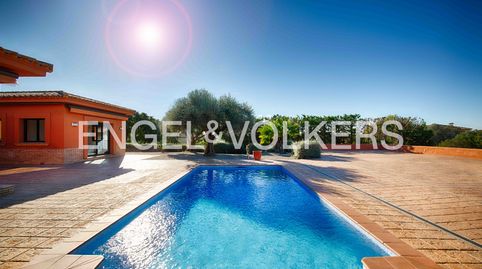 Villa de lujo en una sola planta con piscina, jardín y estudio independiente
