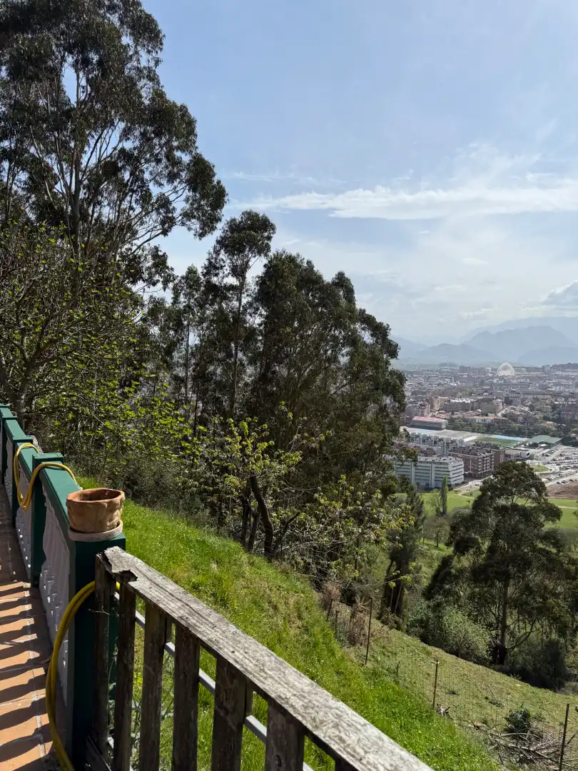 Vista exterior de Casa o xalet en venda en Oviedo  amb Calefacció, Jardí privat i Terrassa