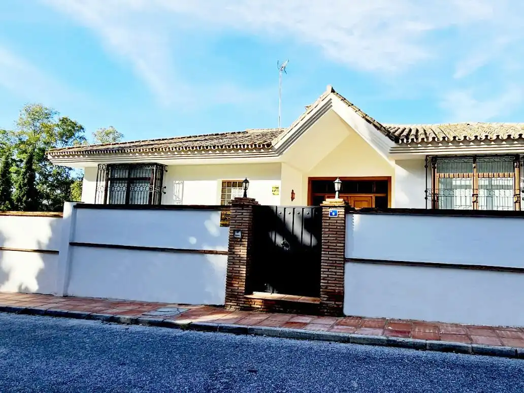 Casa con piscina en venta en Calle Las Mimosas 4, imagen 3