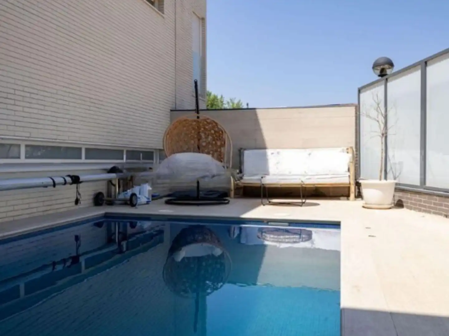 Piscina de Casa adosada en venda en Móstoles amb Aire condicionat, Calefacció i Jardí privat