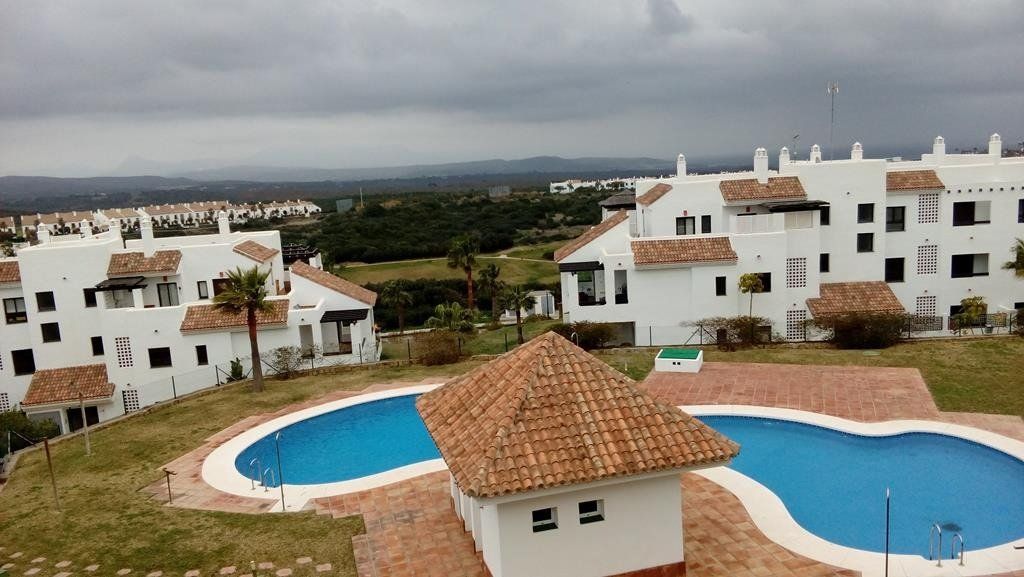 Vista exterior de Apartament en venda en La Línea de la Concepción amb Calefacció, Traster i Piscina comunitària