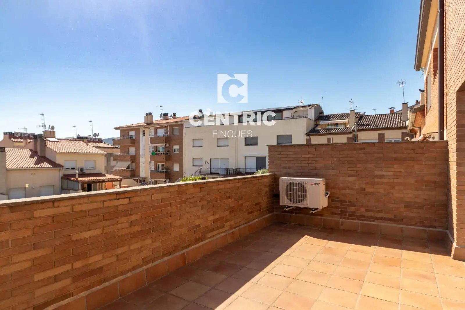 Vista exterior de Casa o xalet en venda en Castellar del Vallès amb Aire condicionat, Calefacció i Terrassa