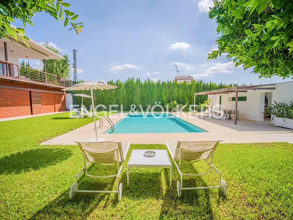 Vista exterior de Casa o xalet en venda en Elche / Elx amb Aire condicionat, Calefacció i Jardí privat