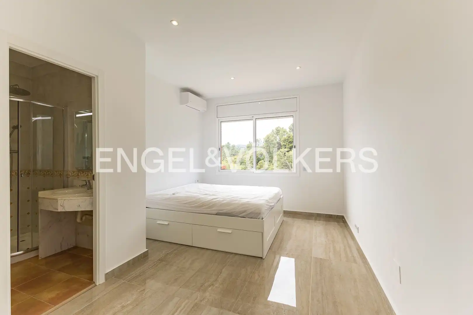 Habitación de Casa o chalet de alquiler en Corbera de Llobregat con Aire acondicionado, Calefacción y Jardín privado