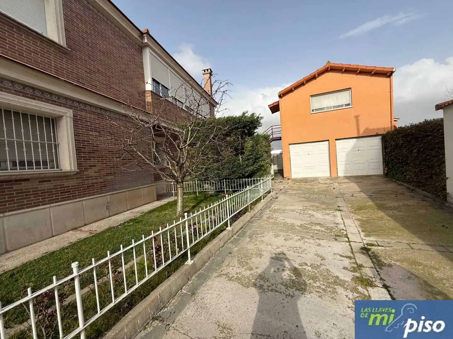 Vista exterior de Casa o xalet en venda en Santovenia de Pisuerga amb Calefacció, Jardí privat i Parquet