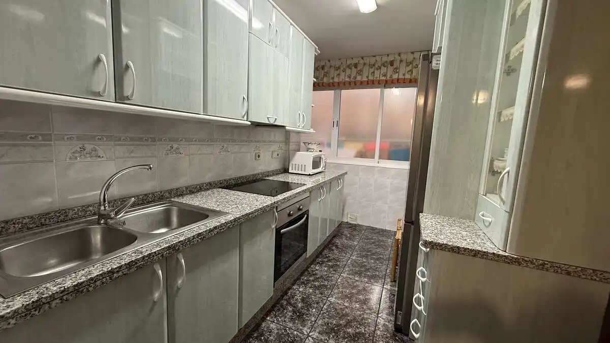 Cuina de Pis de lloguer en Granada amb Calefacció, Moblat i Microones