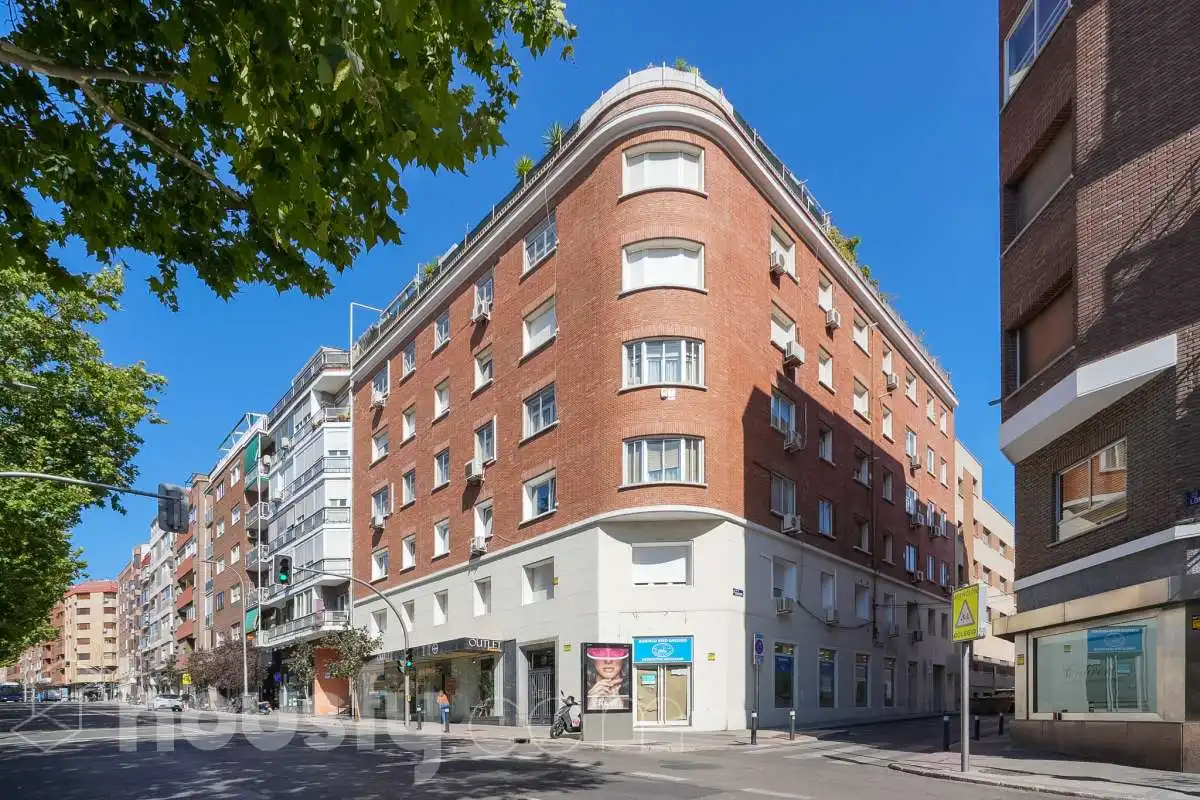 Vista exterior de Local en venda en Madrid