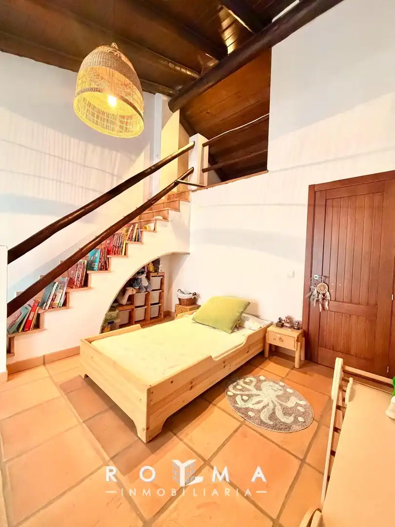 Casa adosada en venda en Dos Hermanas amb Aire condicionat, Calefacció i Jardí privat