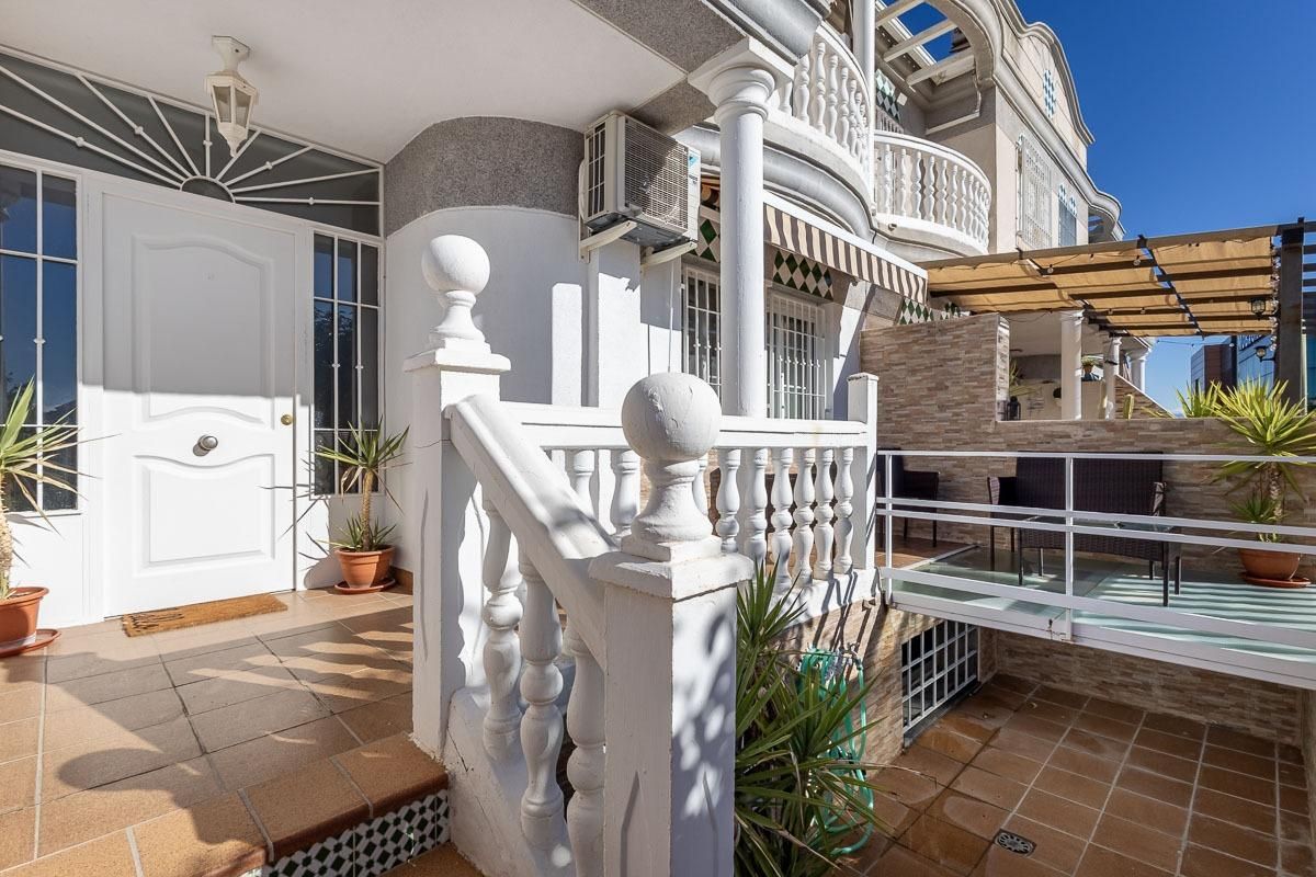 Vista exterior de Casa o chalet en venta en Cúllar Vega con Aire acondicionado, Terraza y Trastero