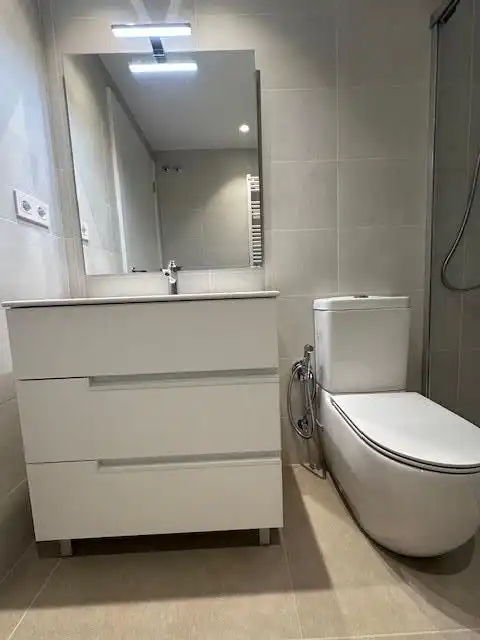 Baño de Piso de alquiler en Badalona con Calefacción y Balcón