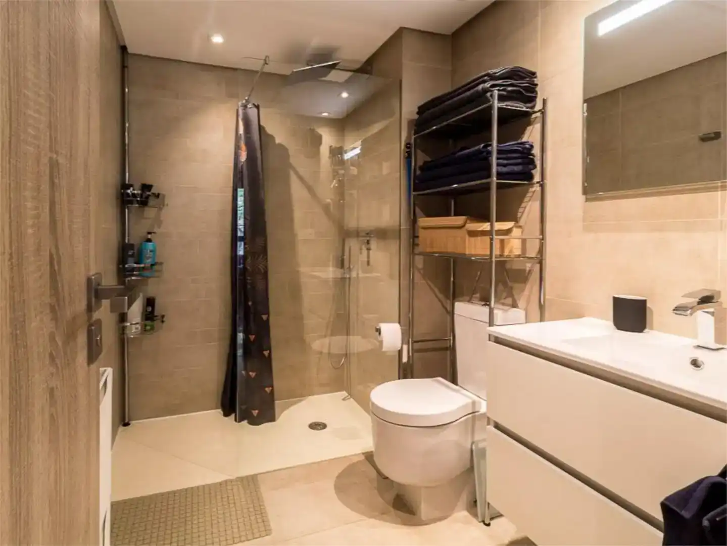 Bathroom of Flat for sale in Benahavís  with Air Conditioner, Private garden and Parquet flooring