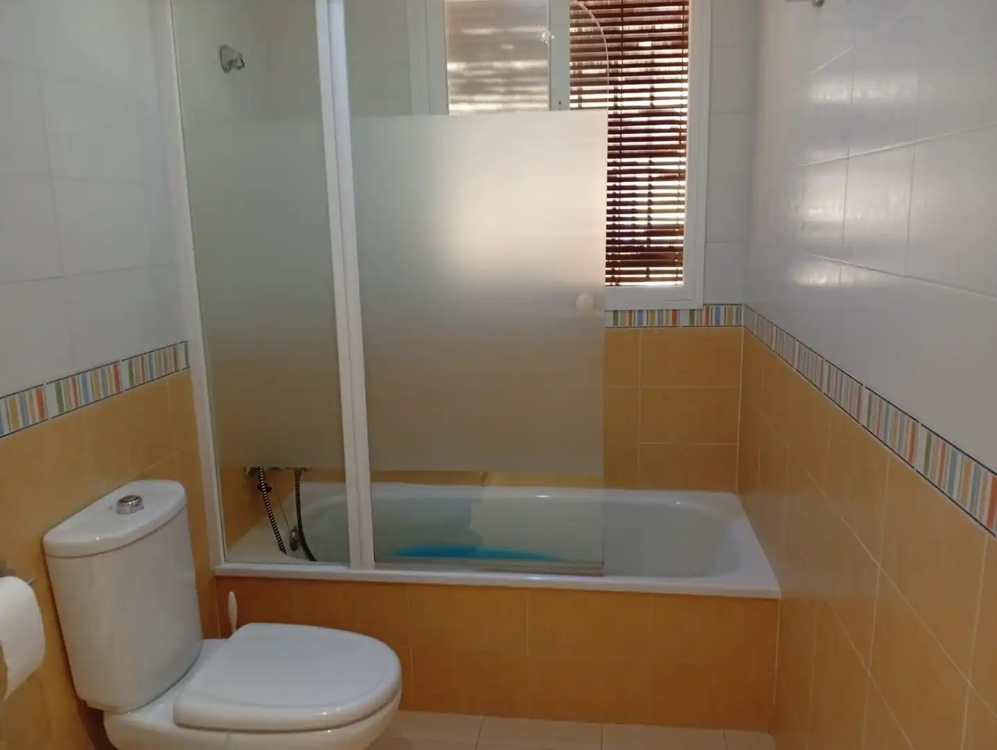 Baño de Casa adosada en venta en Alcalá de Guadaira con Aire acondicionado, Calefacción y Terraza