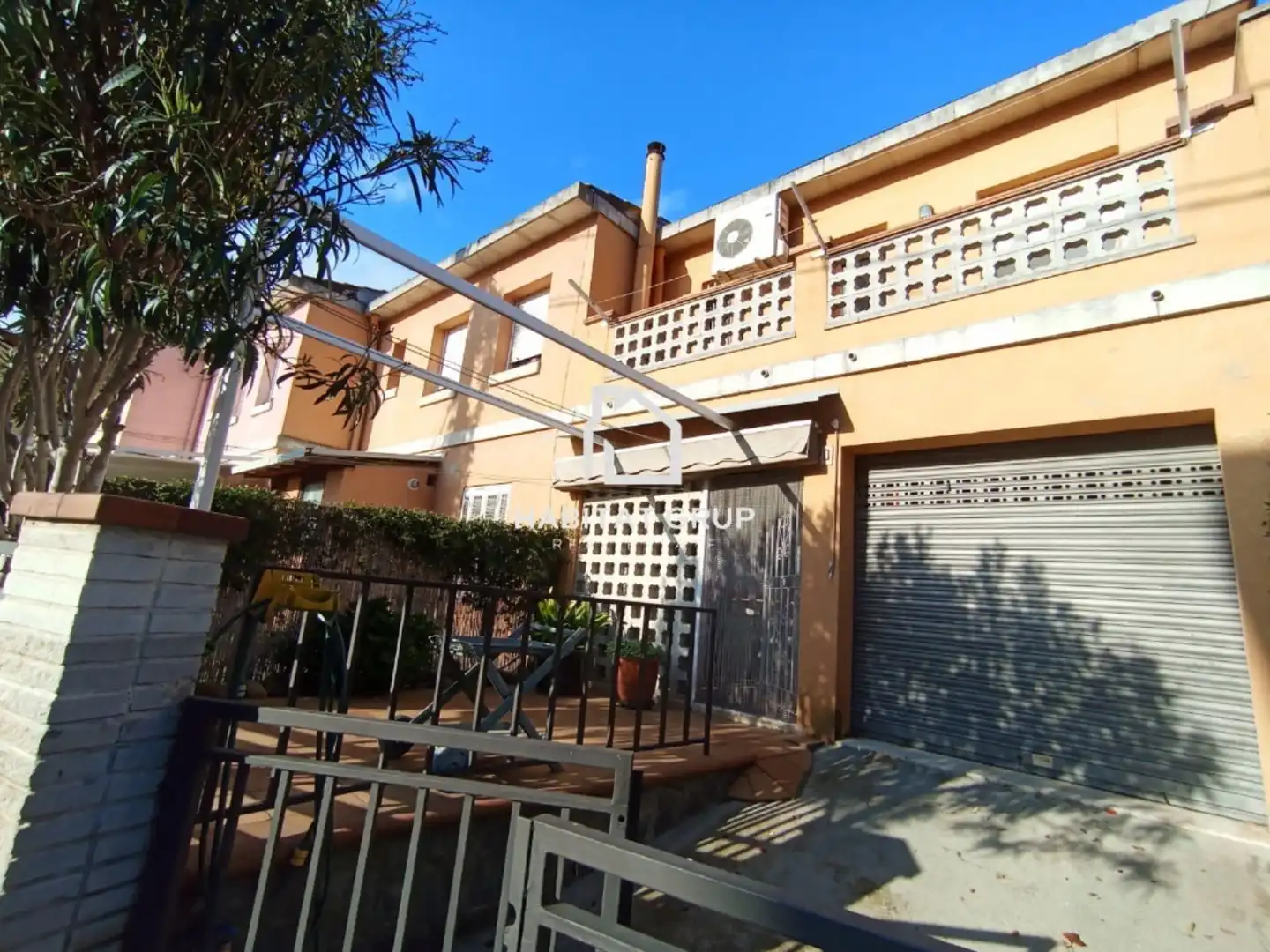 Vista exterior de Casa adosada en venda en Riells i Viabrea amb Aire condicionat, Calefacció i Jardí privat