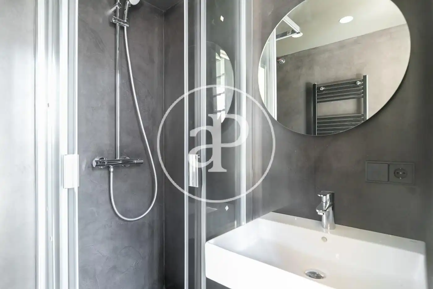 Badezimmer von Wohnung zum Verkauf in Barcelona mit Klimaanlage, Heizung und Privatgarten