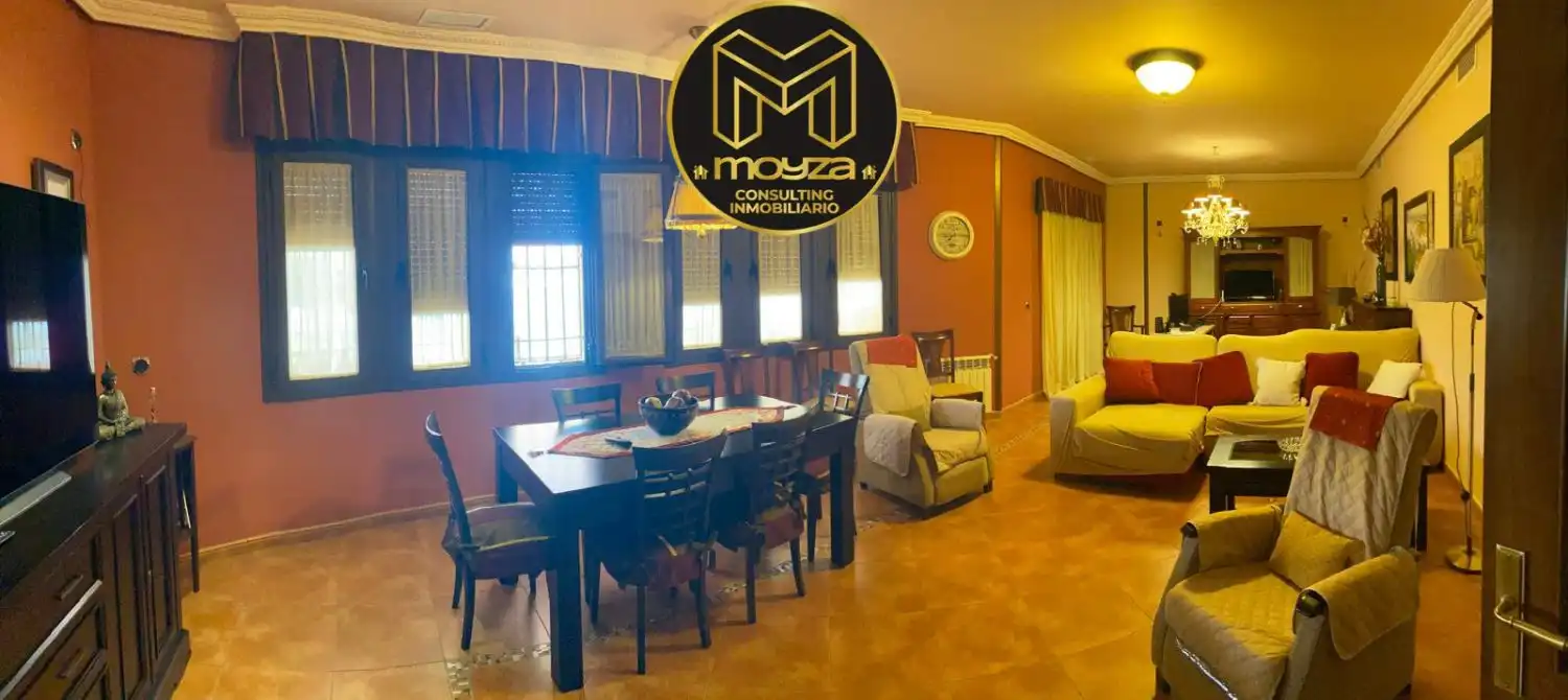 Menjador de Casa o xalet en venda en Linares amb Aire condicionat, Calefacció i Terrassa