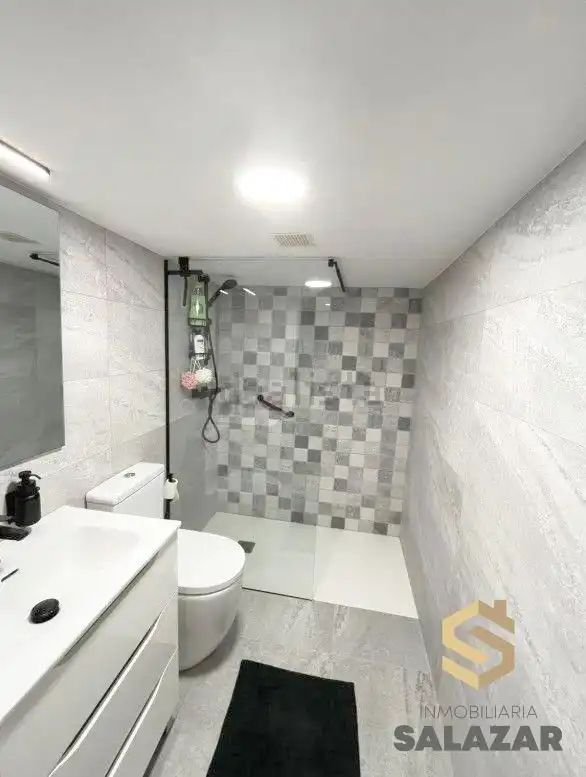 Baño de Piso de alquiler en Bilbao  con Calefacción y Balcón
