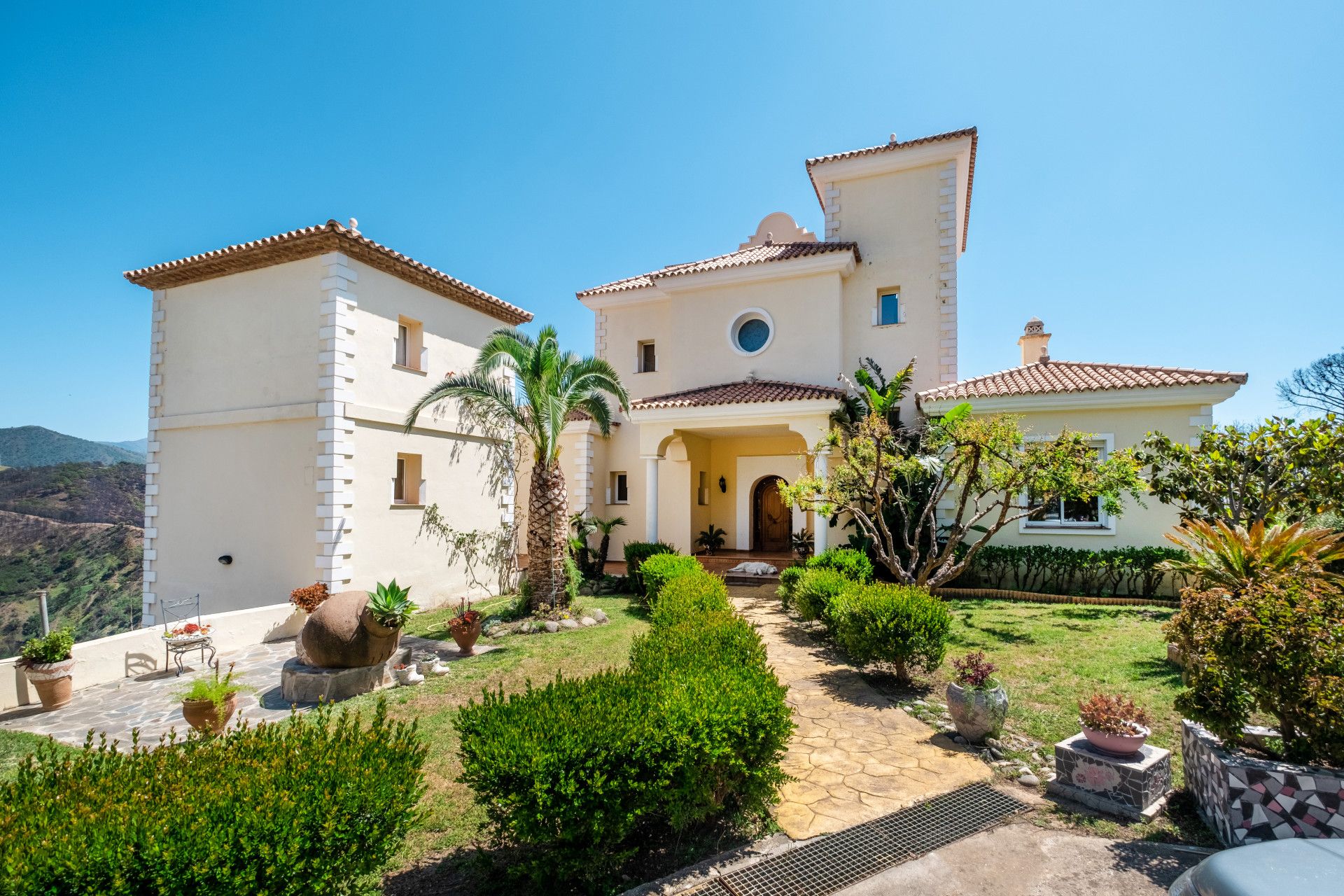 Exterior view of House or chalet for sale in Estepona  with Air Conditioner, Private garden and Terrace